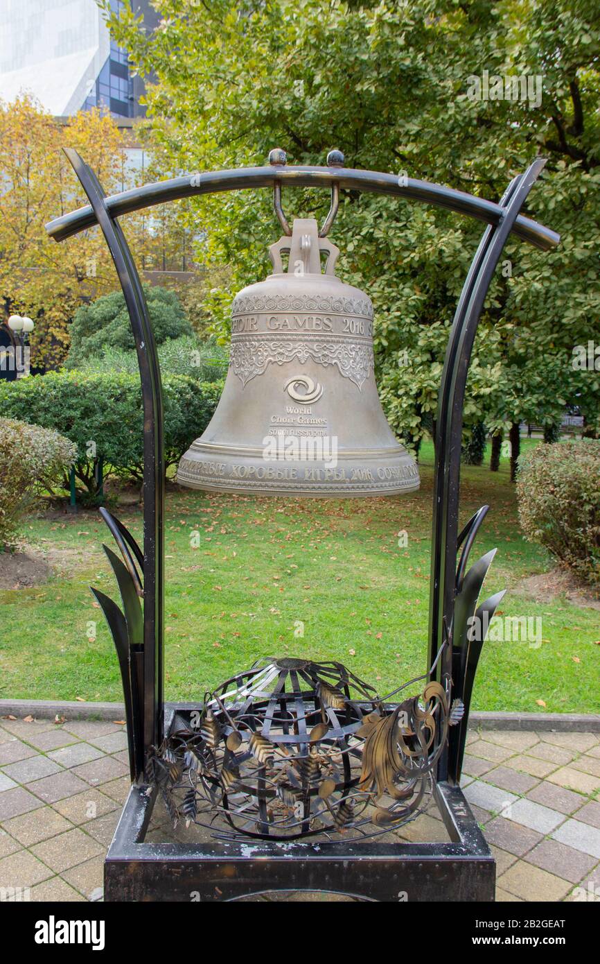 Russland, Sotschi, Oktober 2019: Symbol der Weltchorspiele ist eine riesige Kupferglocke, Feier des Chorgesangs Stockfoto