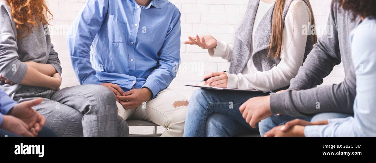 Mentor diskutiert Problem mit den Mitgliedern der Therapiegruppe beim Treffen in Reha Stockfoto