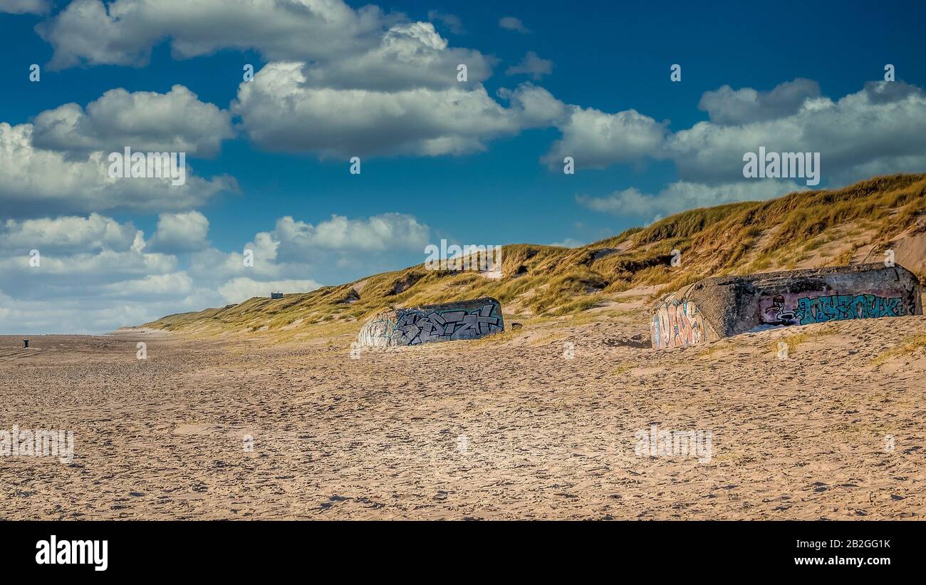 Hvide Sande, Dänemark - 07. juli 2020: Zwei am Strand liegende Bunkeranlagen in Hvide Sande Stockfoto