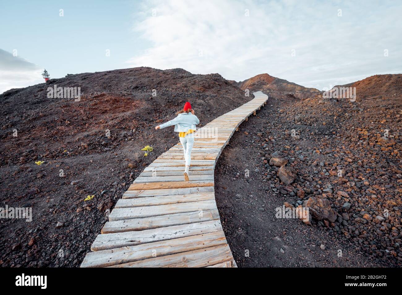 Frau, die auf der schönen Promenade durch das Vulkanland läuft und eine Reise auf der Insel genießt Stockfoto