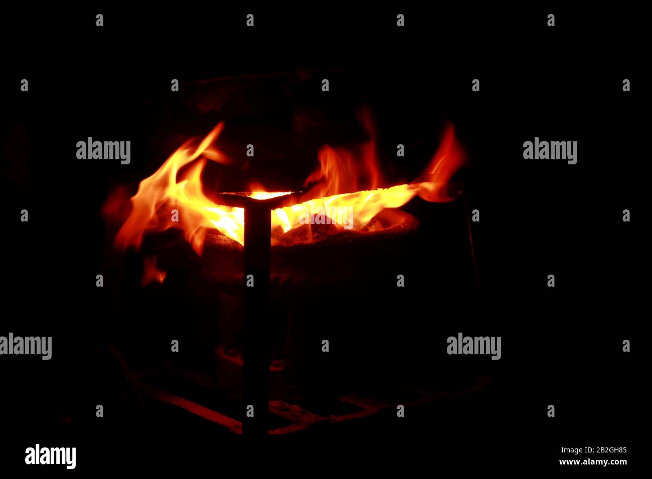 Kochen über einem Feuer in einem Kamin Stockfoto