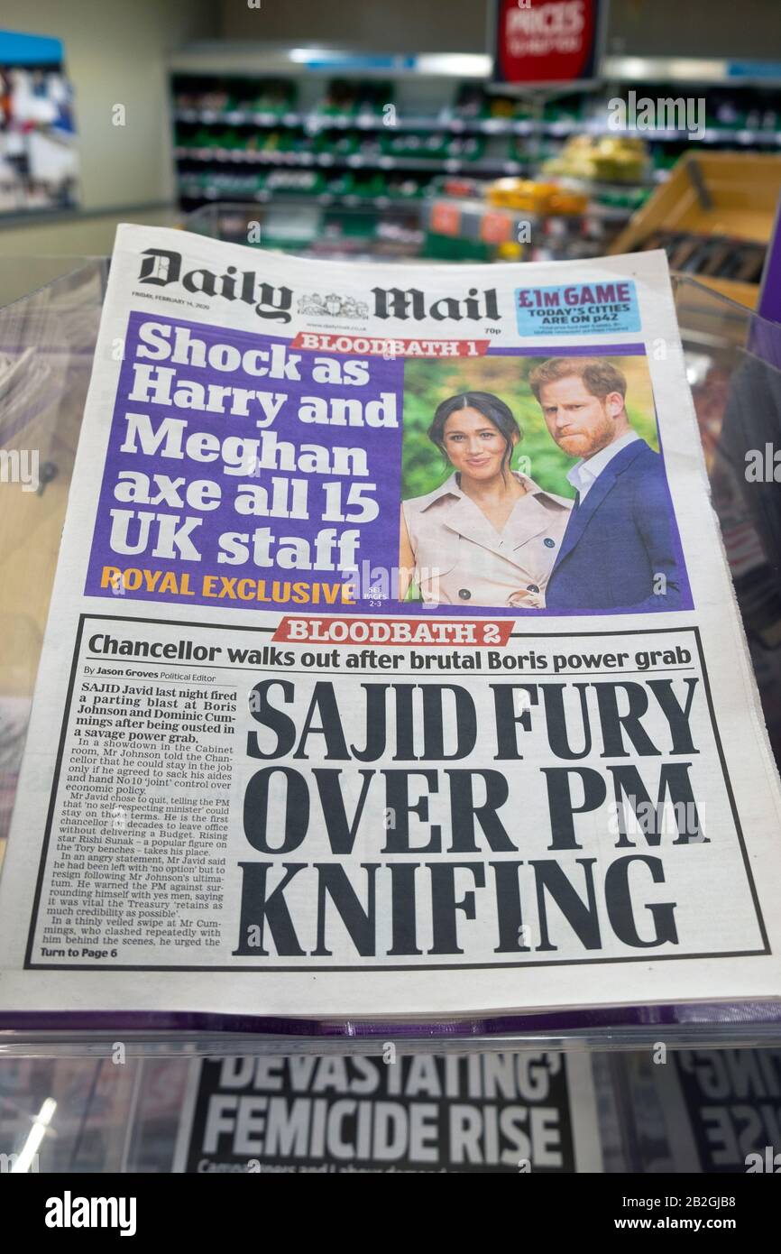 Die Tageszeitung "Daily Mail" übergibt "Harry and Meghan AX All 15 UK Staff" "Sajid Fury over PM Knifing" auf dem Supermarkt-Zeitungsstand am 14. Februar 2020 London UK Stockfoto