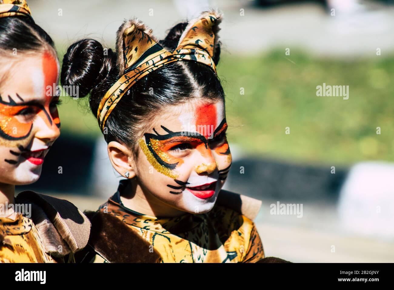 Paphos Zypern März 01, 2020 Ansicht von nicht identifizierten Menschen, die am Nachmittag am Paphos Karneval teilnehmen Stockfoto