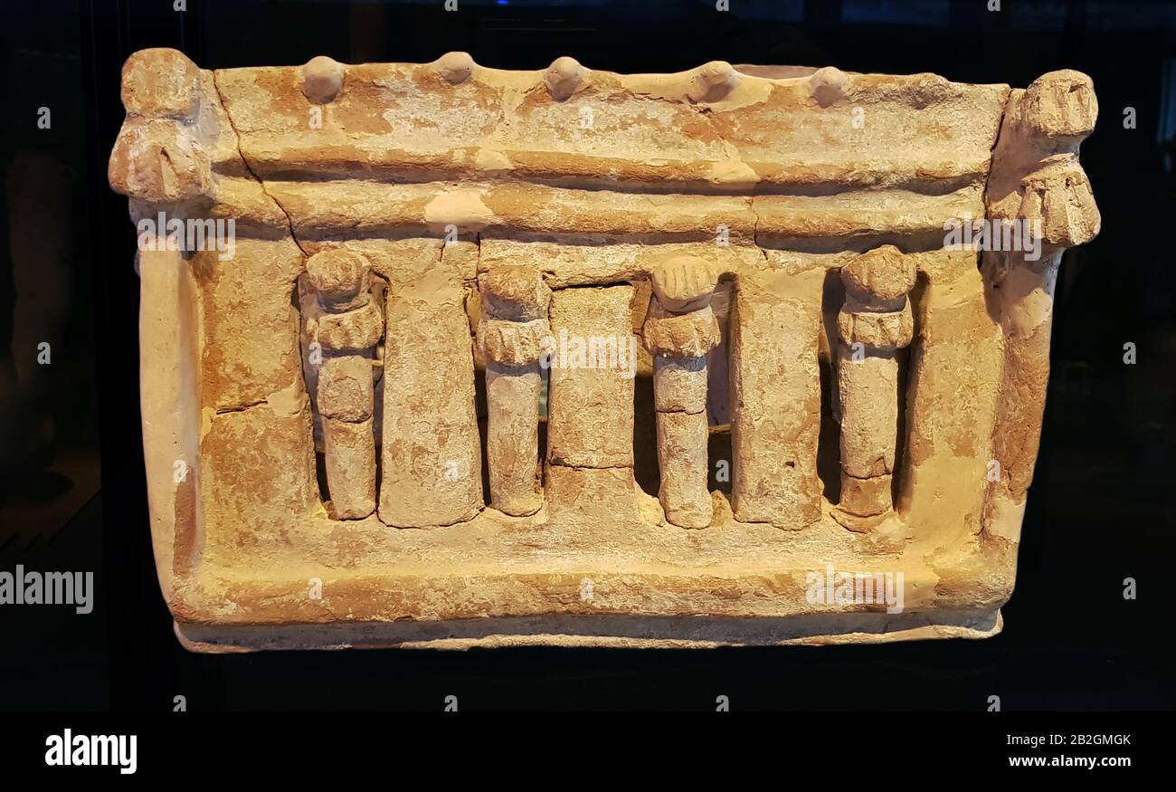 6614. Philister-Kultstand, verzierter Ton, Yavneh-Ausgrabungen (Zentralisraelisch) datieren am 9. C. v. Chr., Eisenzeit Stockfoto