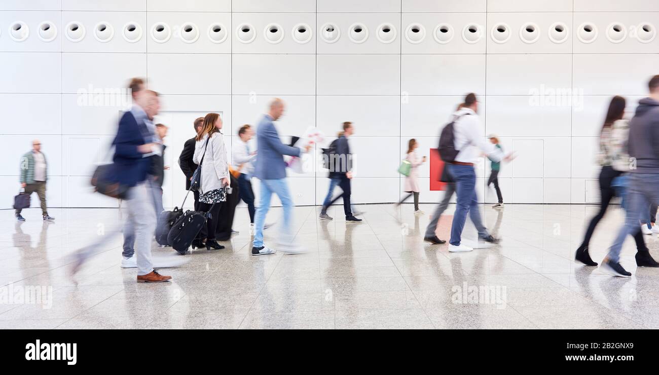 Viele anonyme Geschäftsleute machen Flugreisen Stockfoto