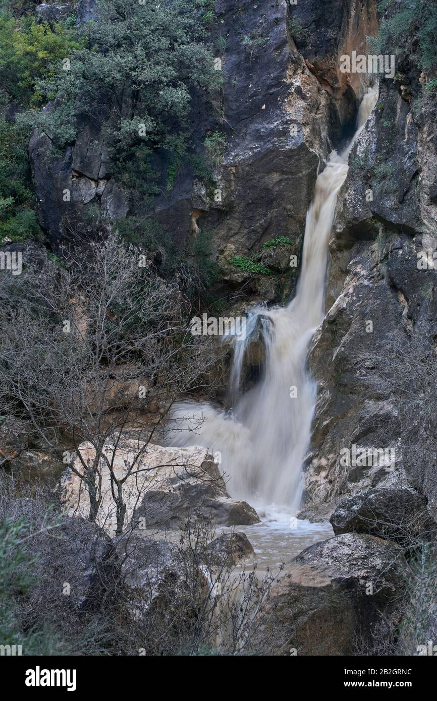 Wasserfall am Rio de la Hoz in Rute, Cordoba. Spanien Stockfoto