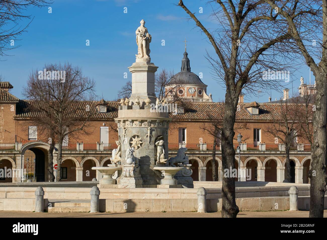 Plaza de la Mariblanca mit dem königlichen Palast im Hintergrund in Aranjuez, Madrid. Spanien Stockfoto
