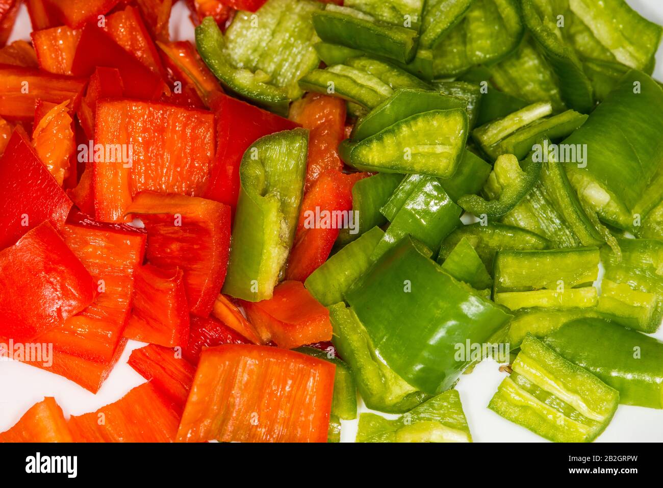 Rot und grün geschnittene Paprika, bereit zum Braten Stockfoto