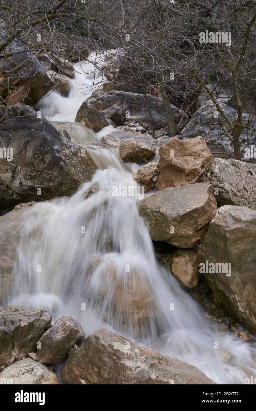 Wasserfall am Rio de la Hoz in Rute, Cordoba. Spanien Stockfoto