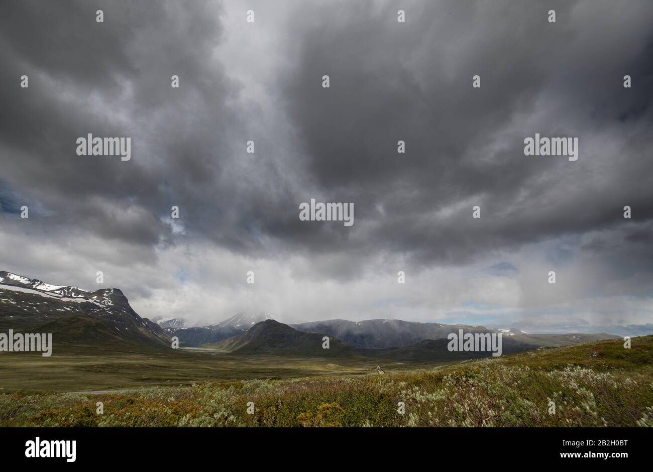 Schwere Wolken kommen über die norwegischen Berge Stockfoto