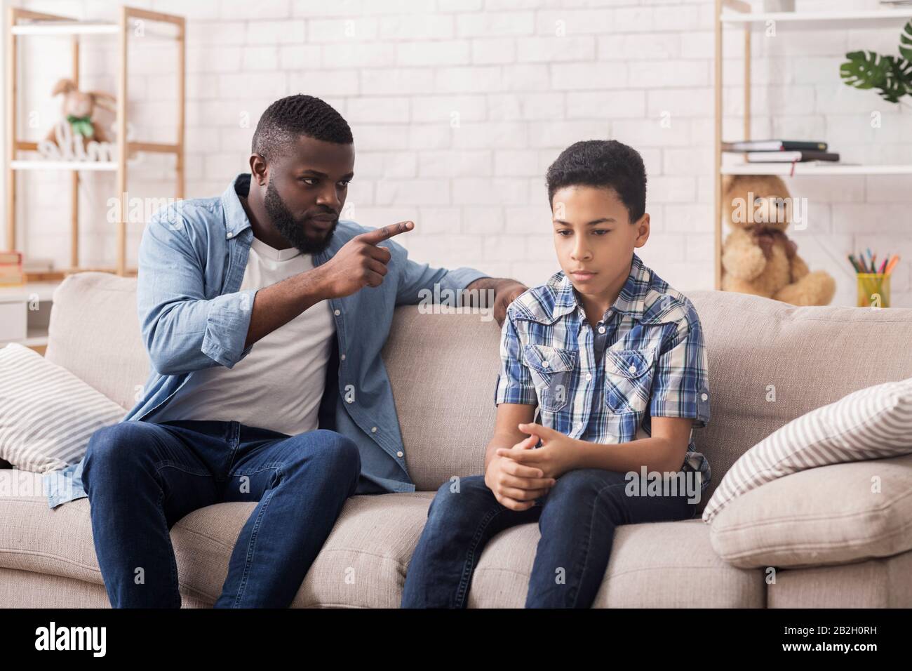 Gewalt Der Eltern. Wütend Black Father Schimpft Seinen Aufgebrachten Unschuldigen Sohn Stockfoto