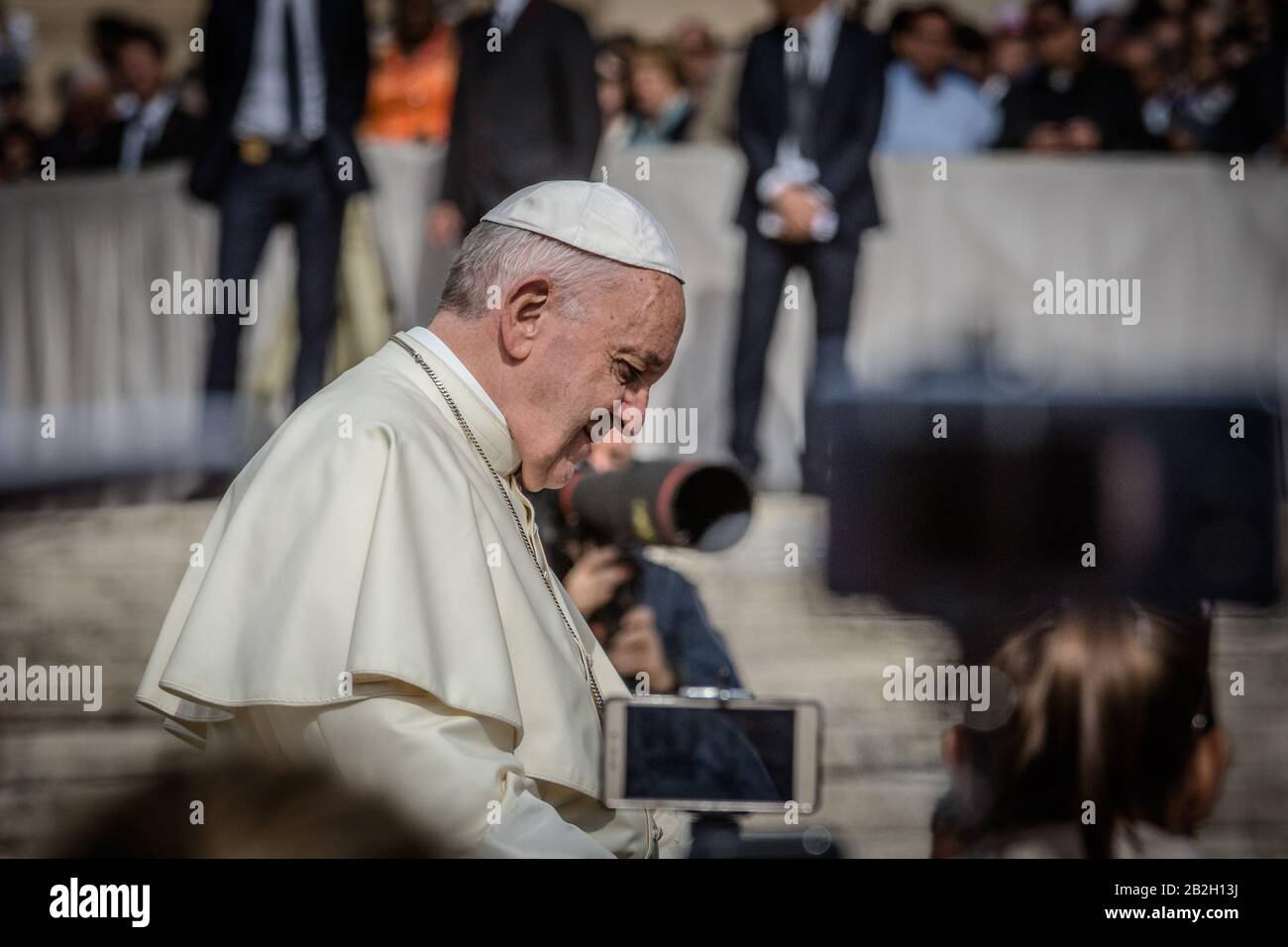 Siedeview von Papst Franziskus bei Generalaudienz auf dem Petersplatz in Rom. Mittwoch Generalaudienz von Papa francis. Stockfoto