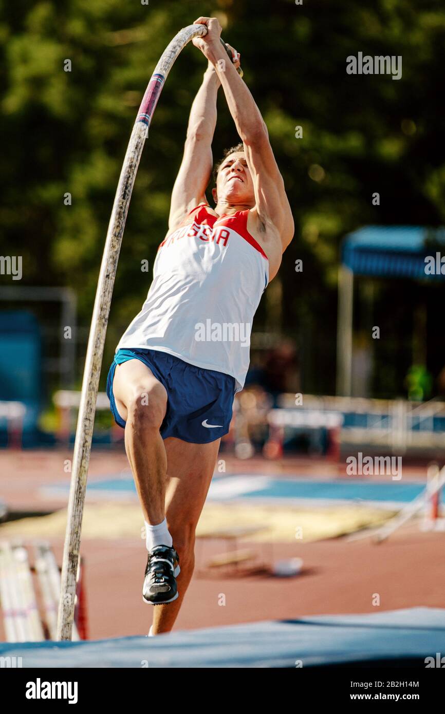 Tscheljabinsk, Russland - 24. Juli 2015: Timur Morgunow versucht im Stabhochsprung während der Meisterschaft in der Leichtathletik in Erinnerung an Georgy Necheukhin Stockfoto