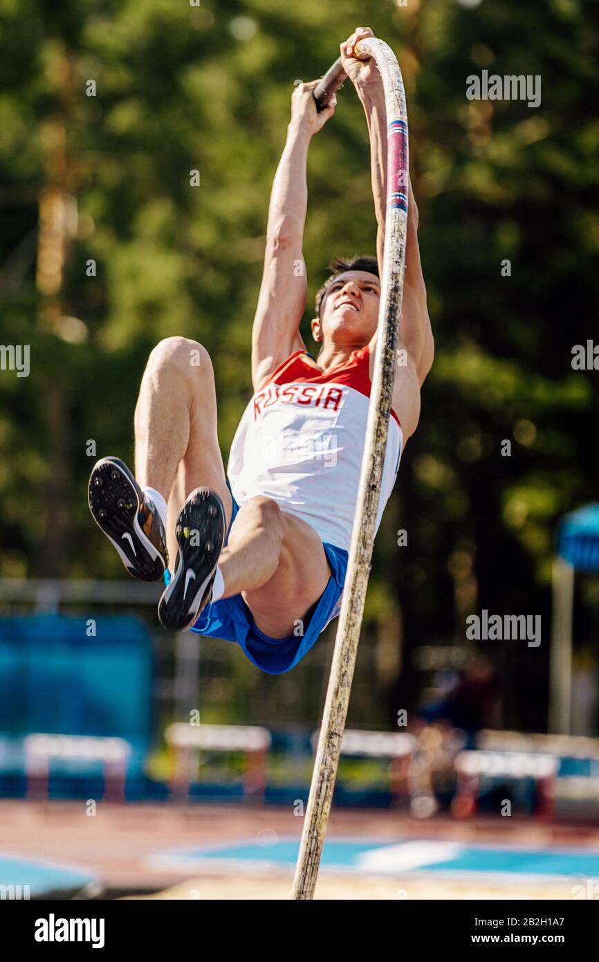 Tscheljabinsk, Russland - 24. Juli 2015: Timur Morgunow versucht im Stabhochsprung während der Meisterschaft in der Leichtathletik in Erinnerung an Georgy Necheukhin Stockfoto