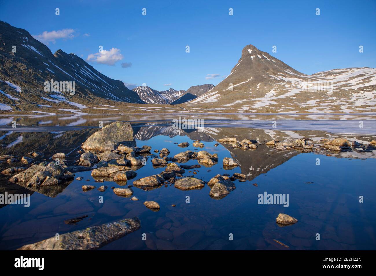 Wunderschönes Spiegelbild wie ein Spiegel in den norwegischen Bergen Stockfoto