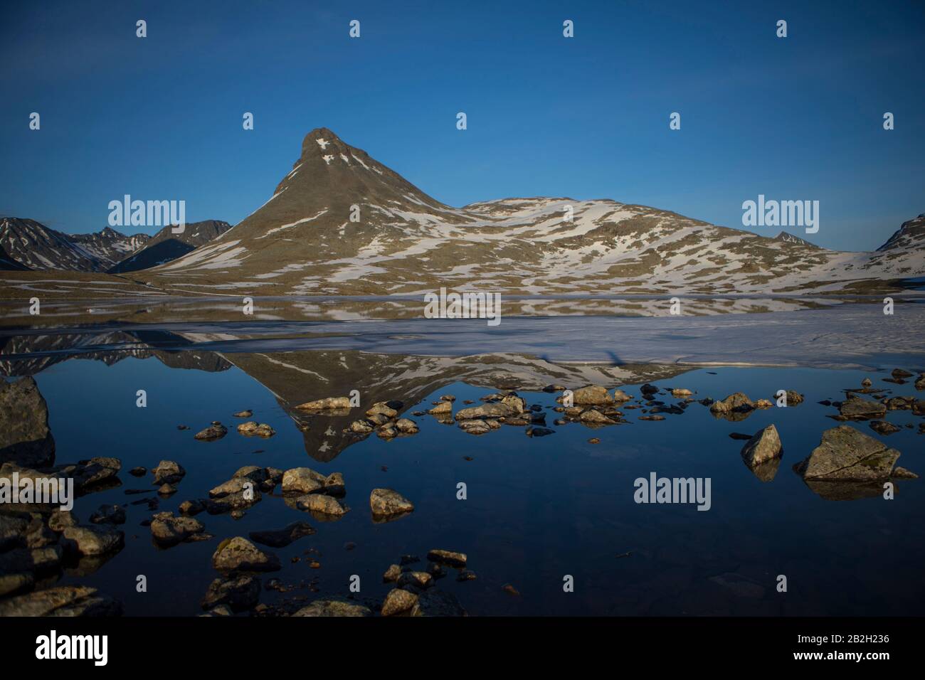 Wunderschönes Spiegelbild wie ein Spiegel in den norwegischen Bergen Stockfoto
