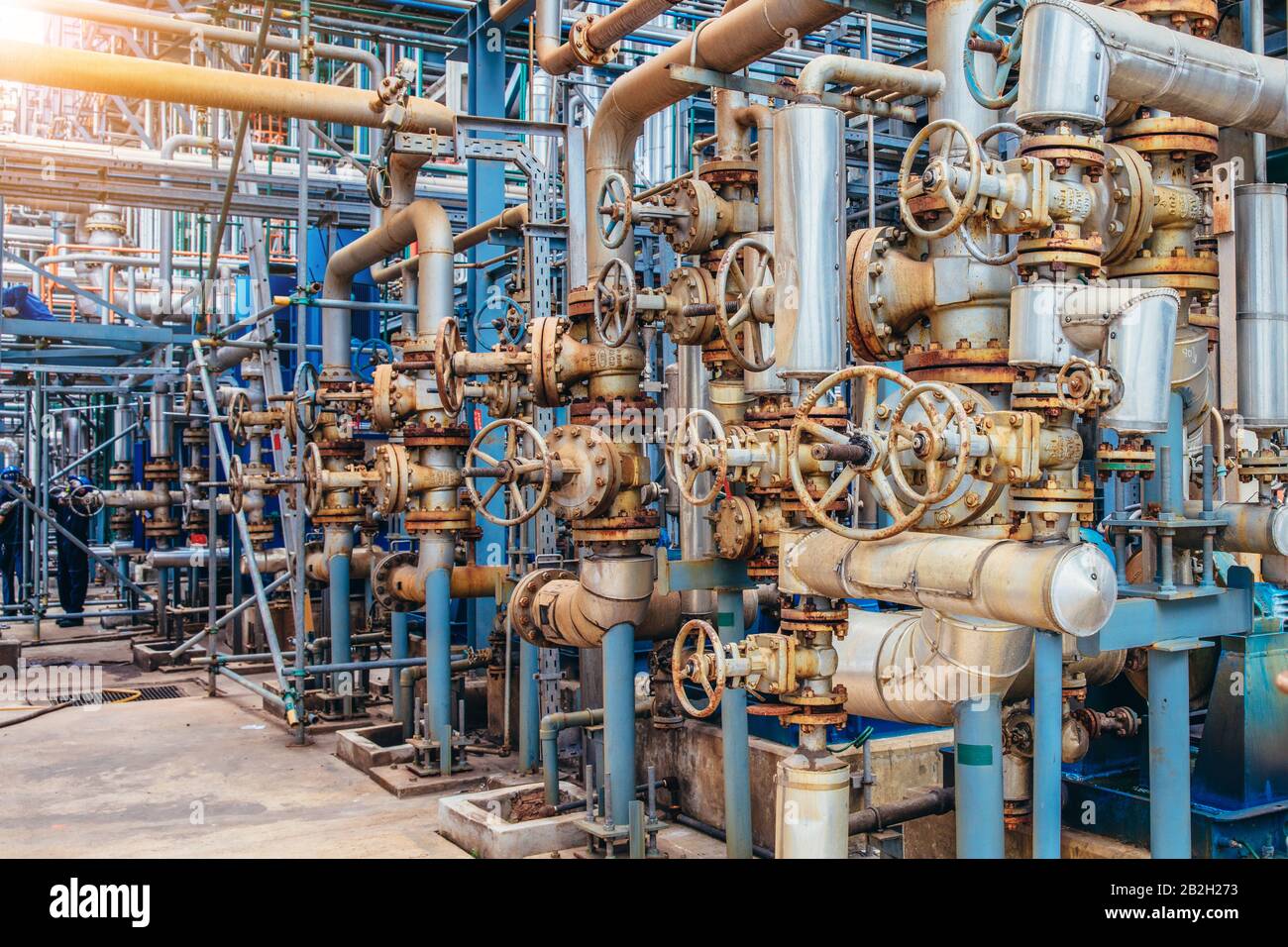 Industrial Zone, die Ausrüstung der Erdölraffination, in der Nähe von industriellen Rohrleitungen für eine Öl-Raffinerieanlage, Detail der Ölpipeline mit Ventilen in großen Oi Stockfoto