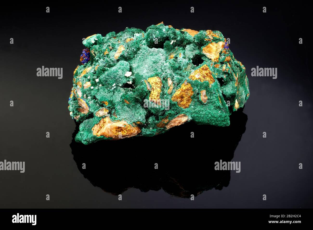 Malachit-Mineral-Probe auf schwarzem Grund Stockfoto
