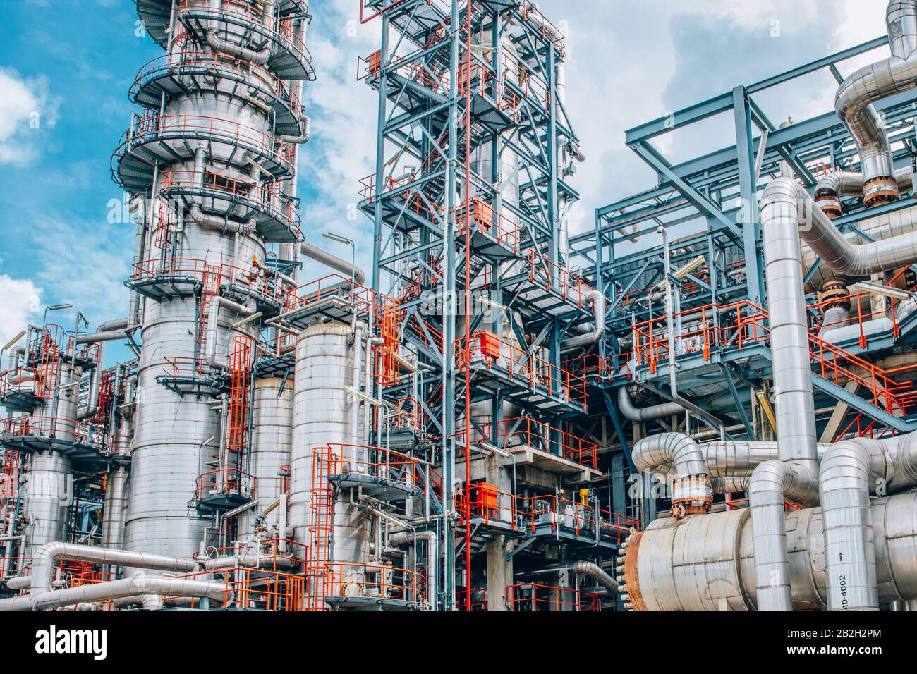 Industrial Zone, die Ausrüstung der Erdölraffination, in der Nähe von industriellen Rohrleitungen für eine Öl-Raffinerieanlage, Detail der Ölpipeline mit Ventilen in großen Oi Stockfoto