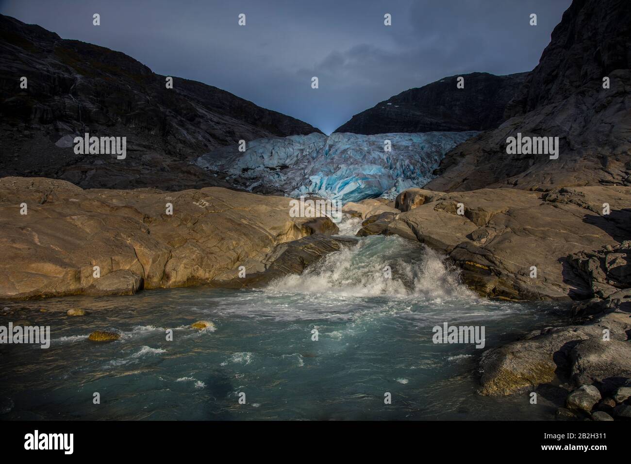 Gletscherreflektieren im Schmelzwasser in Norwegen Stockfoto