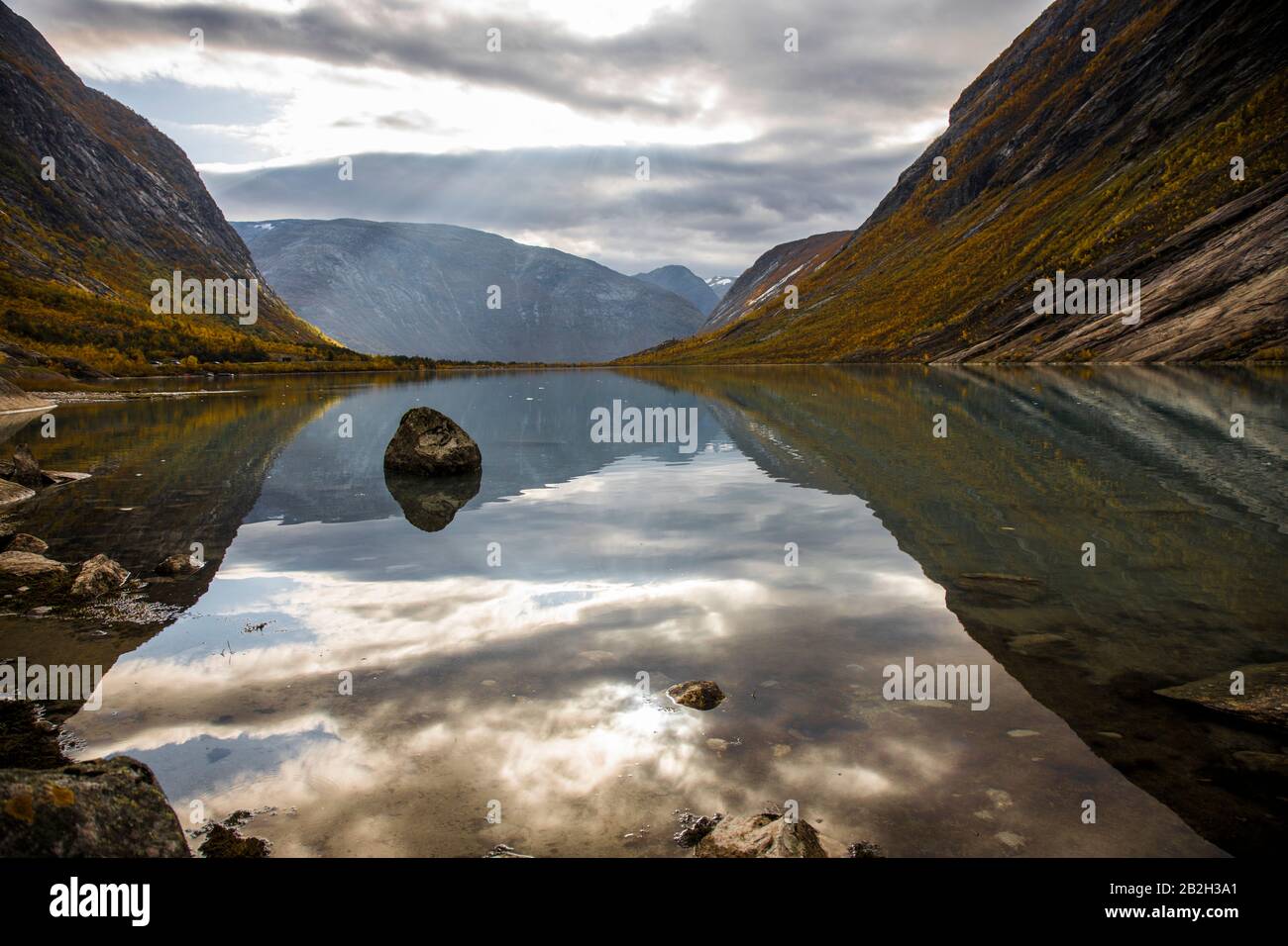 Gletscherreflektieren im Schmelzwasser in Norwegen Stockfoto