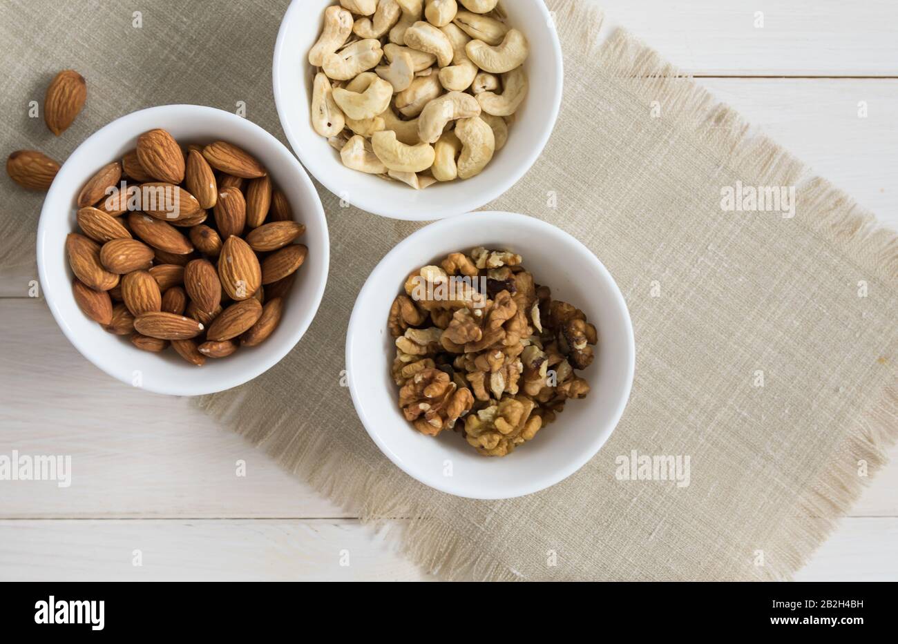 Diät-Food-Konzept, Mandeln, Walnüsse und Cashew-Nüsse auf einem Holztisch Stockfoto