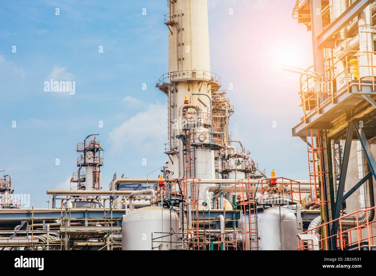 Industrial Zone, die Ausrüstung der Erdölraffination, in der Nähe von industriellen Rohrleitungen für eine Öl-Raffinerieanlage, Detail der Ölpipeline mit Ventilen in großen Oi Stockfoto