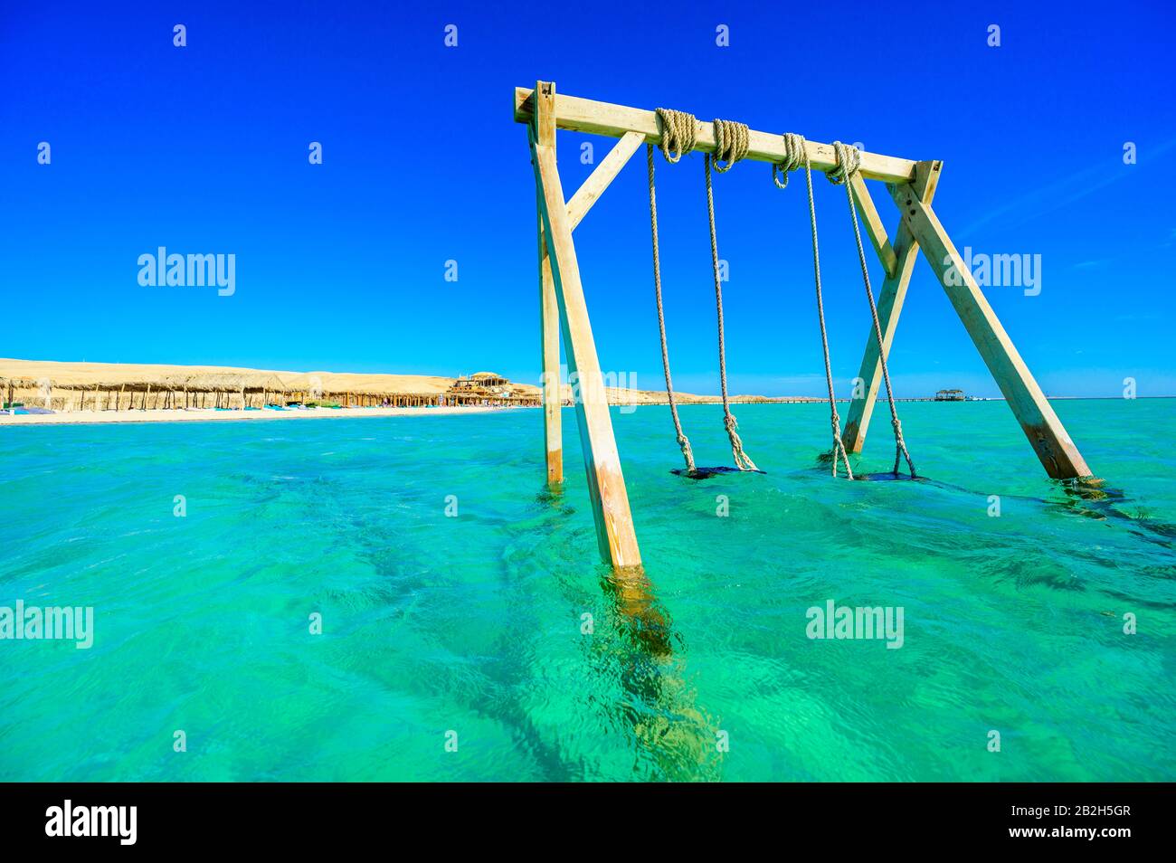 Genießen Sie kristallklares azurblaues Wasser - Orange Bay Beach mit weißem  Strand - paradiesische Küste der Insel Giffun, Mahmya, Hurghada, Rotes  Meer, Ägypten Stockfotografie - Alamy