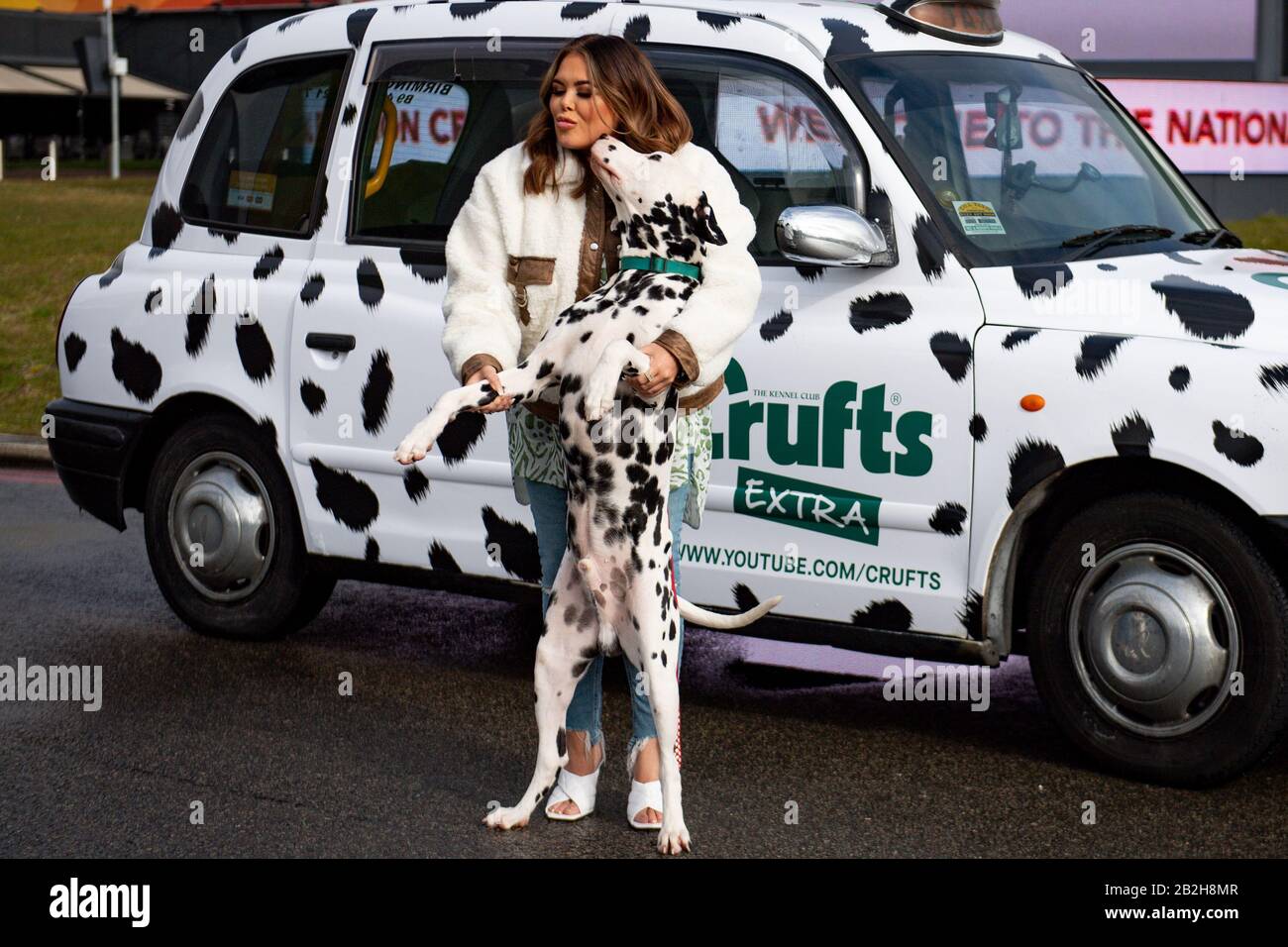 Scarlett Moffatt hält einen Dalmatiner mit einem Crufts-Taxi im Birmingham National Exhibition Centre (NEC), Birmingham, um die bevorstehende Crufts Dog Show zu starten. PA Foto. Bilddatum: Dienstag, 3. März 2020. Der Lichtbildkredit sollte lauten: Jacob King/PA Wire Stockfoto