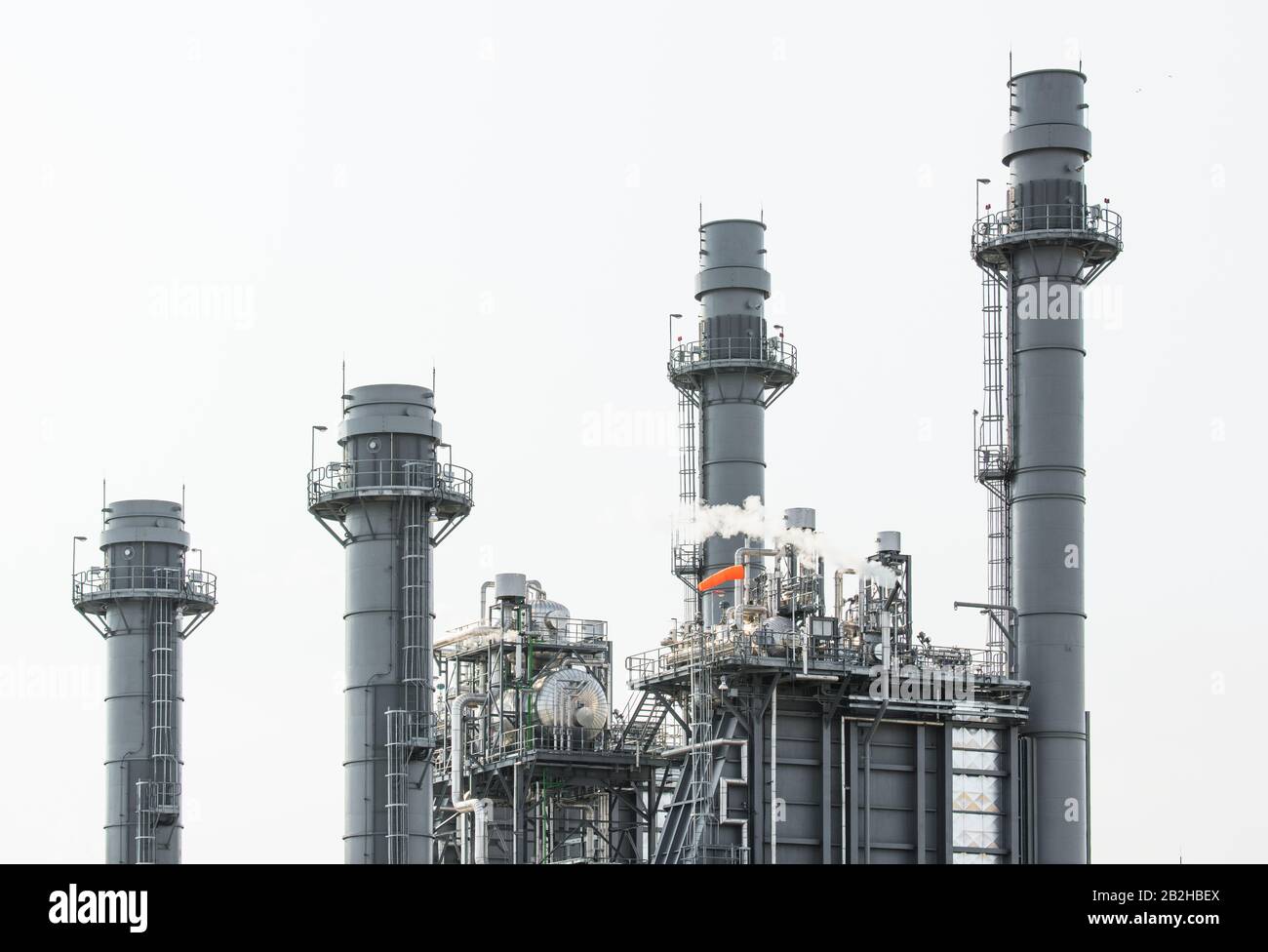 Licht der petrochemischen Industrie bei Sonnenuntergang und Twilight Sky, Kraftwerk, Energiekraftwerksbereich Stockfoto