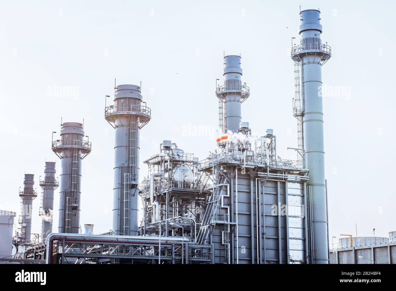 Licht der petrochemischen Industrie bei Sonnenuntergang und Twilight Sky, Kraftwerk, Energiekraftwerksbereich Stockfoto