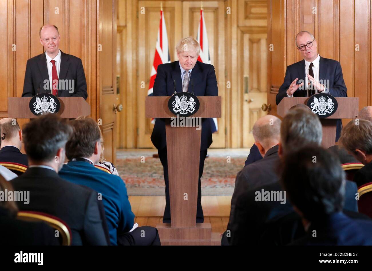 (Von links nach rechts) Chief Medical Officer für England Chris Whitty, Premierminister Boris Johnson und Chief Scientific Adviser Sir Patrick Vallance während einer Pressekonferenz in Downing Street, London, über den Aktionsplan der Regierung für Coronavirus. Stockfoto