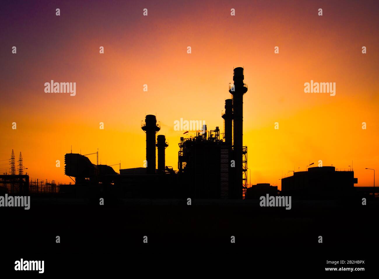 Licht der petrochemischen Industrie bei Sonnenuntergang und Twilight Sky, Kraftwerk, Energiekraftwerksbereich Stockfoto