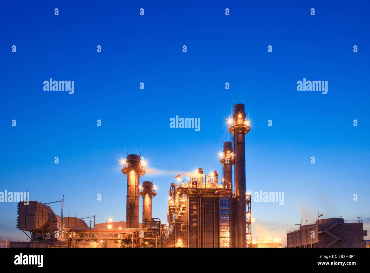 Licht der petrochemischen Industrie bei Sonnenuntergang und Twilight Sky, Kraftwerk, Energiekraftwerksbereich Stockfoto