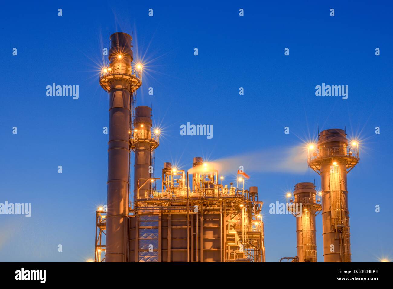 Licht der petrochemischen Industrie bei Sonnenuntergang und Twilight Sky, Kraftwerk, Energiekraftwerksbereich Stockfoto