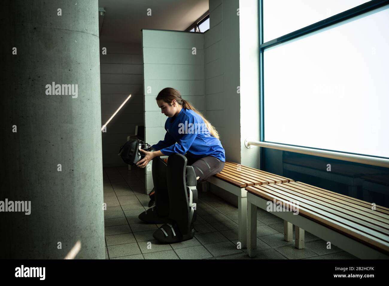 Hockeyweibchen in einer Garderobe Stockfoto