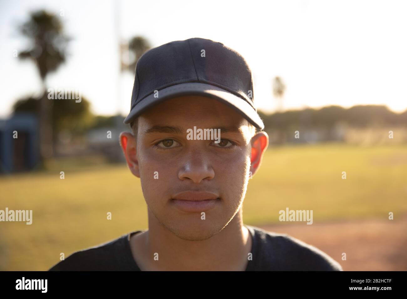 Baseballspieler mit Blick auf die Kamera Stockfoto