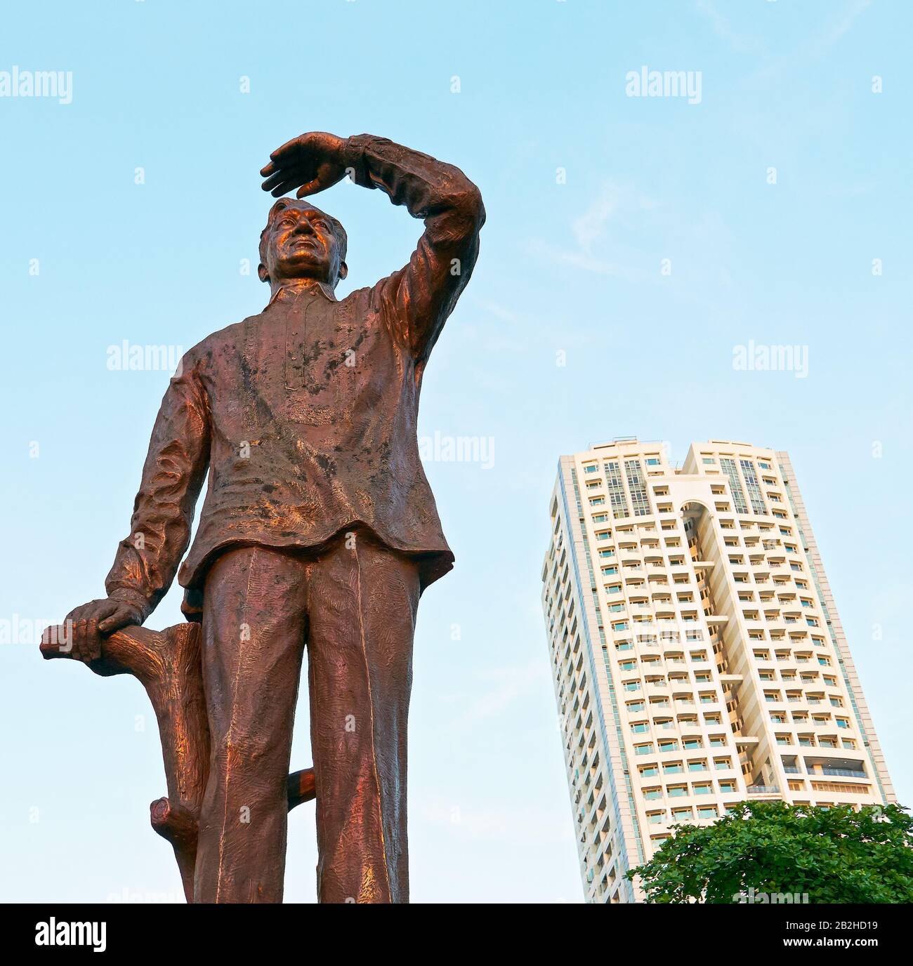 Roxas Boulevard, Manila, Philippinen: Isolierte, niedrige Sicht auf eine Ganzkörperstatue des ehemaligen philippinischen Präsidenten Ramon Magsaysay Stockfoto