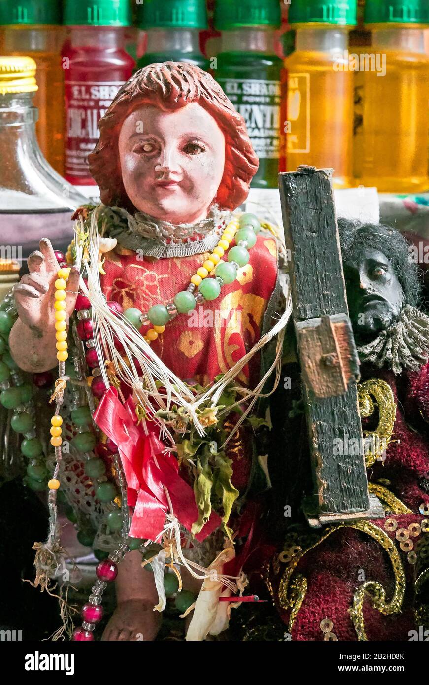 Manila, Philippinen: Santo Nino, Jesusfigur des Kindes, eine schwarze nazarenische Figur, heiliges Wasser in Flaschen zum Verkauf rund um die Quiapo-Kirche Stockfoto