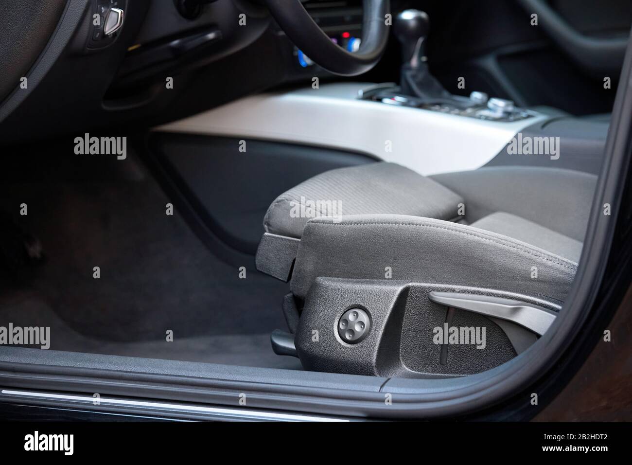 Auto in Velours-Sitzen mit Einstell-Memory-Knopf. Moderne Transportmittel. Interieur des modernen Prestige-Autos. Textil-Einschaltsitz für verbesserte Oper Stockfoto