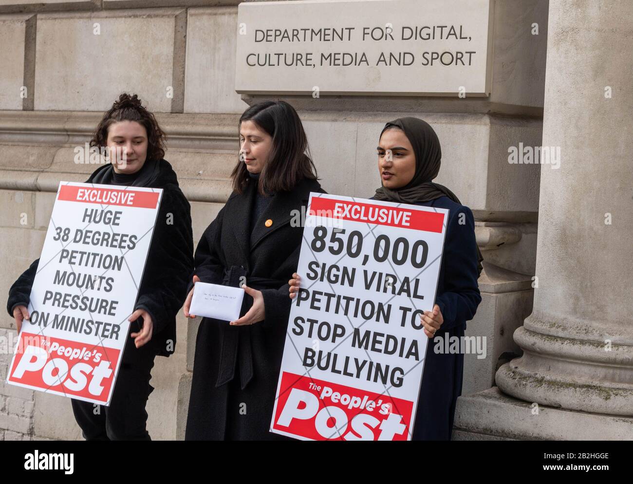 London, Großbritannien. März 2020. Die Wahlkampfgruppe 38 Grad hat in einer 850.000-Namens-Petition an das Kulturministerium Media und Subort gegen angebliches Medien-Mobbing übergeben. Die Petition fordert die Abgeordneten auf, "die Belästigung und das Mobbing durch die britische Presse zu beenden", nachdem Caroline Flacks Tod Drei Lastwagen mit Schildern, die die Petition unterstützen, die Parliament Square Credit umkreisten: Ian Davidson/Alamy Live News Stockfoto