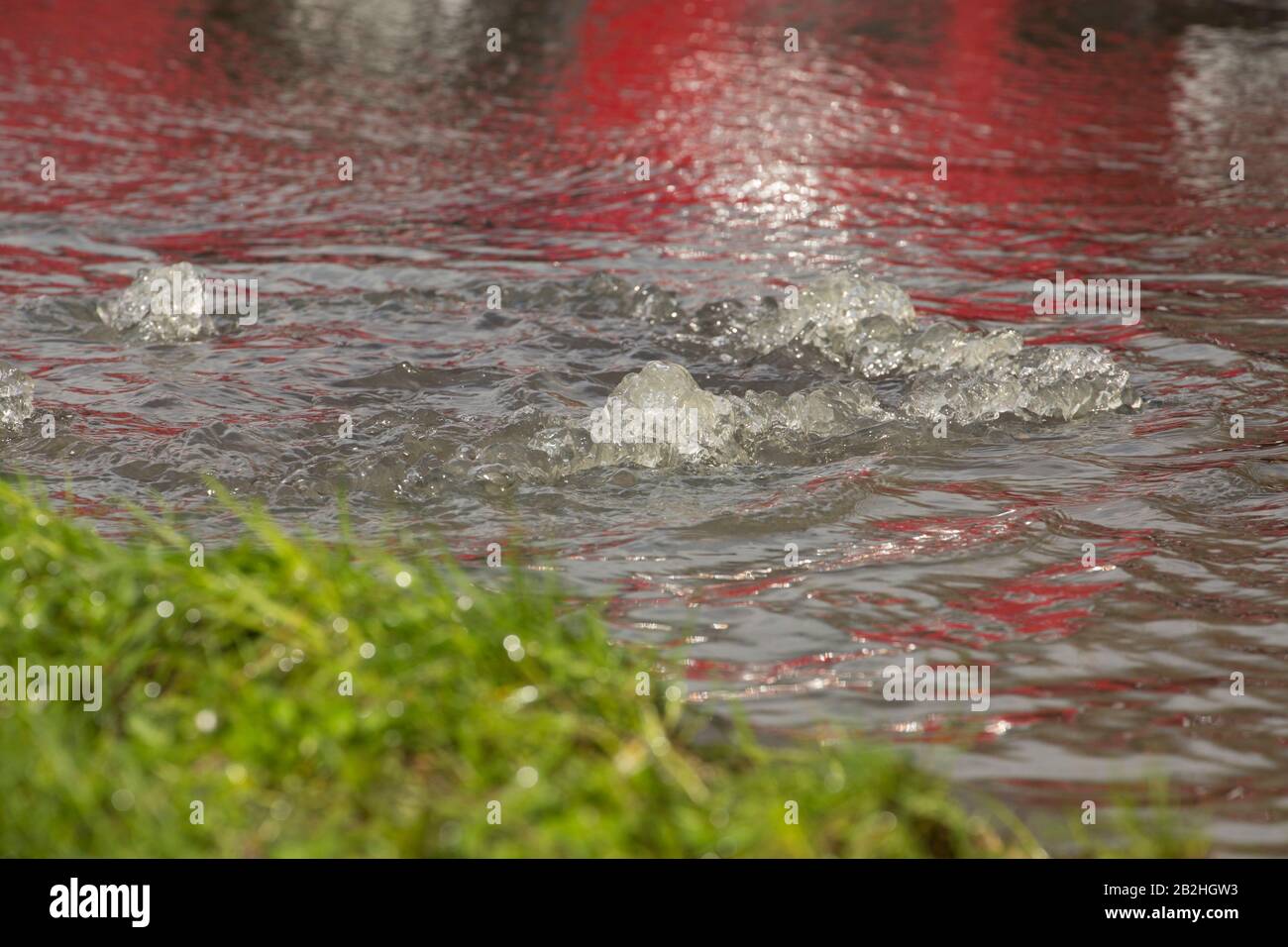 Der Verkehr, der Wasser aus einer Manhole-Abdeckung in der Nähe von Gillingham in Dorset führt, folgt dem Sturm Jorge. Der Sturm brachte starken Regen und starken Wind t Stockfoto