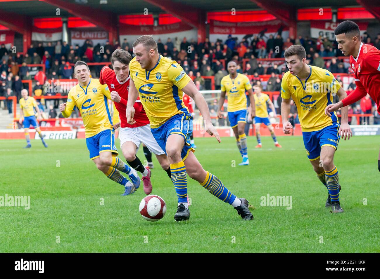 Warringtons Josh Amis weicht den Herausforderungen der FCUM-Verteidiger aus Stockfoto
