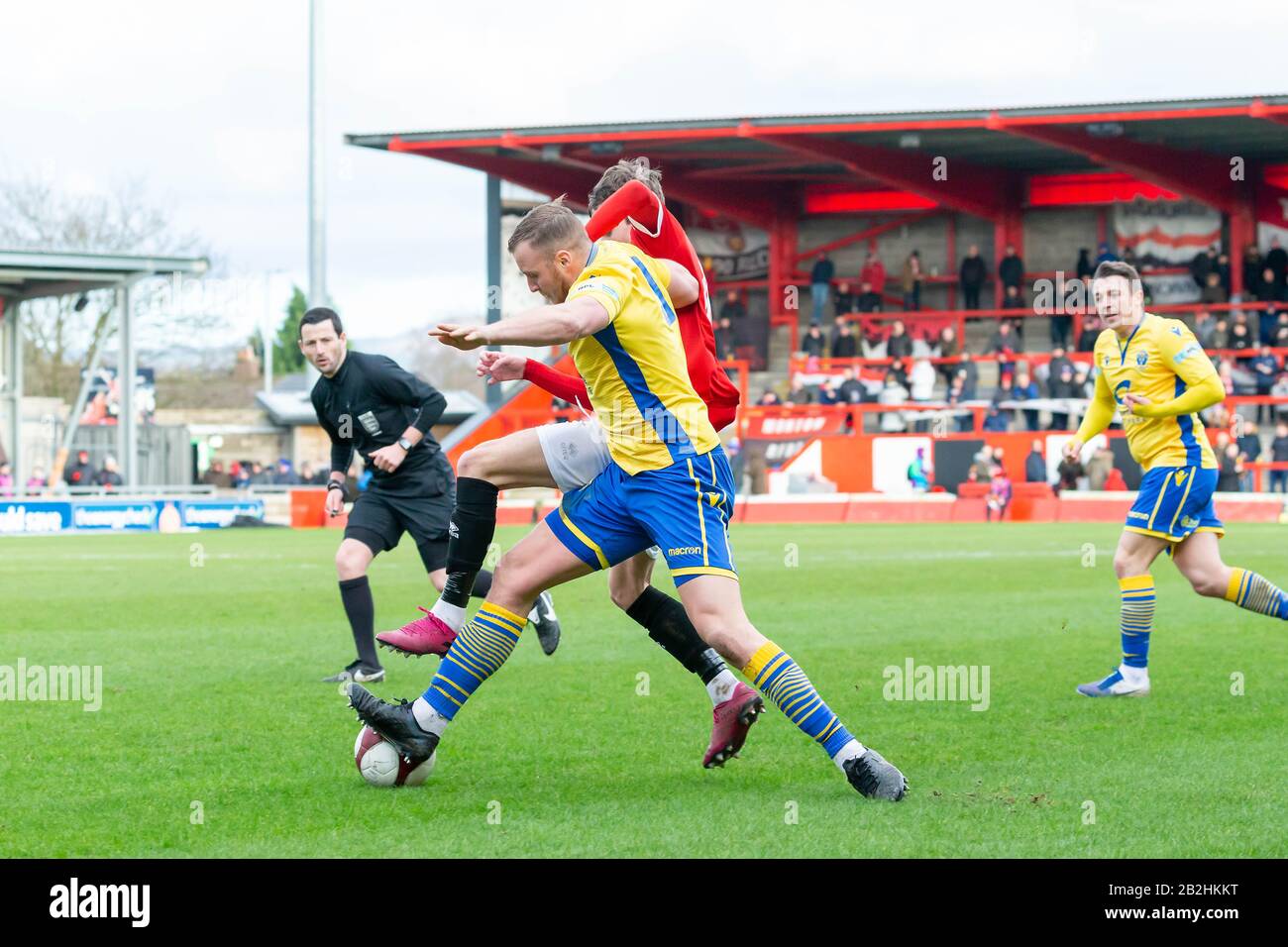 Warringtons Josh Amis weicht den Herausforderungen der FCUM-Verteidiger aus Stockfoto