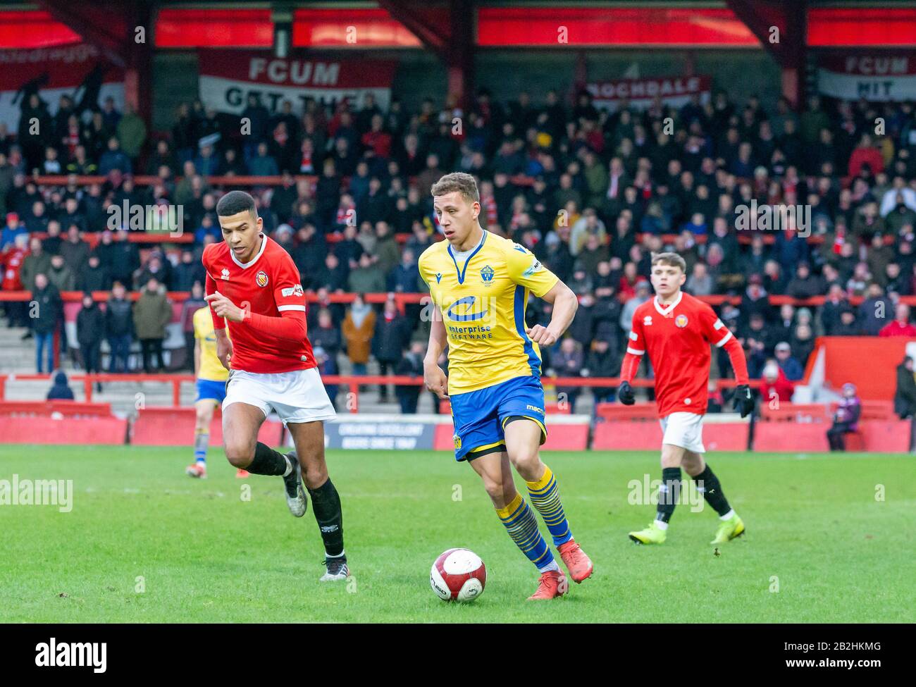 Warringtons Dylan Vassallo weicht den Herausforderungen der FCUM-Verteidiger aus Stockfoto