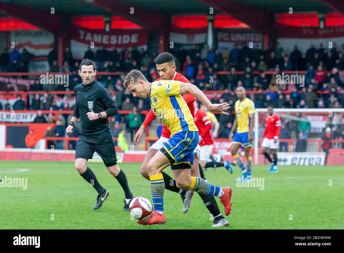 Warringtons Dylan Vassallo weicht den Herausforderungen der FCUM-Verteidiger aus Stockfoto