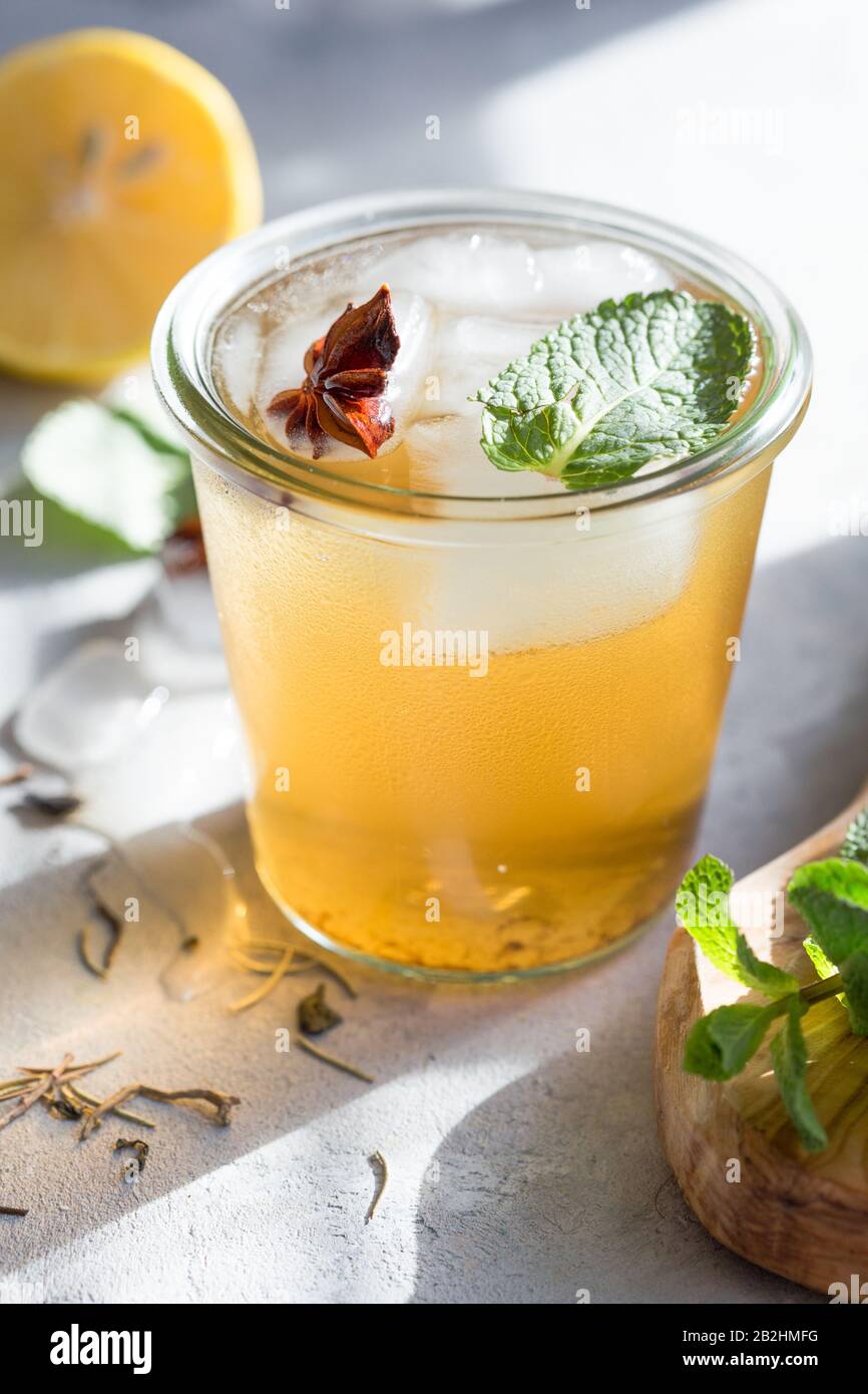 Kombucha Tee oder Eistee Getränk. Fermentiertes Superfood, Probiotisches Sommergetränk Aus Glas mit Minze, Lemon, Auf Betontisch, im Freien. Kopierbereich. Stockfoto