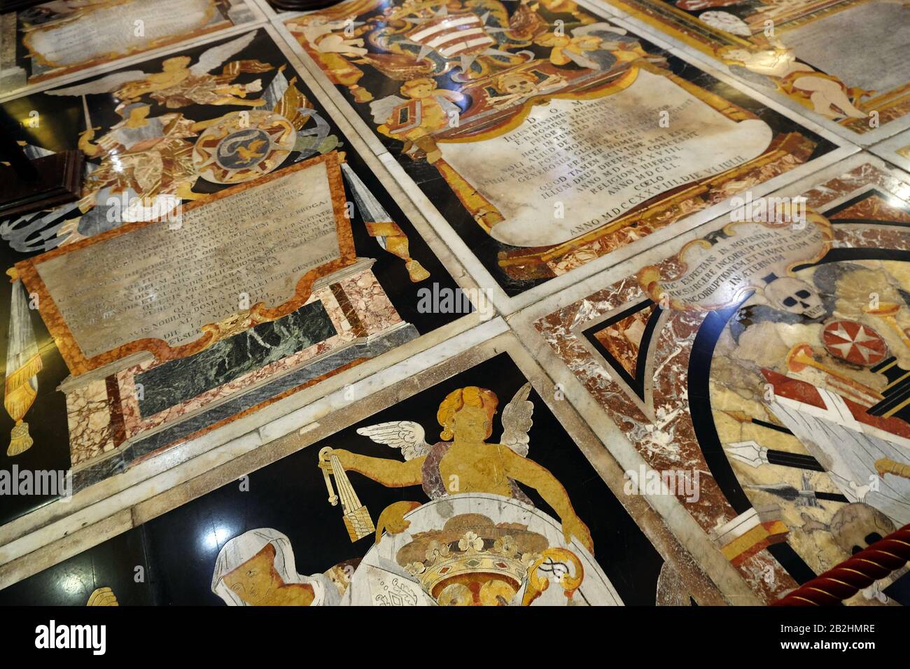 Valletta, Malta 02/05/2020. Marmorgrabsteine auf dem Boden der St John Co Cathedral, die vom Orden des Johannes des Täufers erbaut wurden. Stockfoto