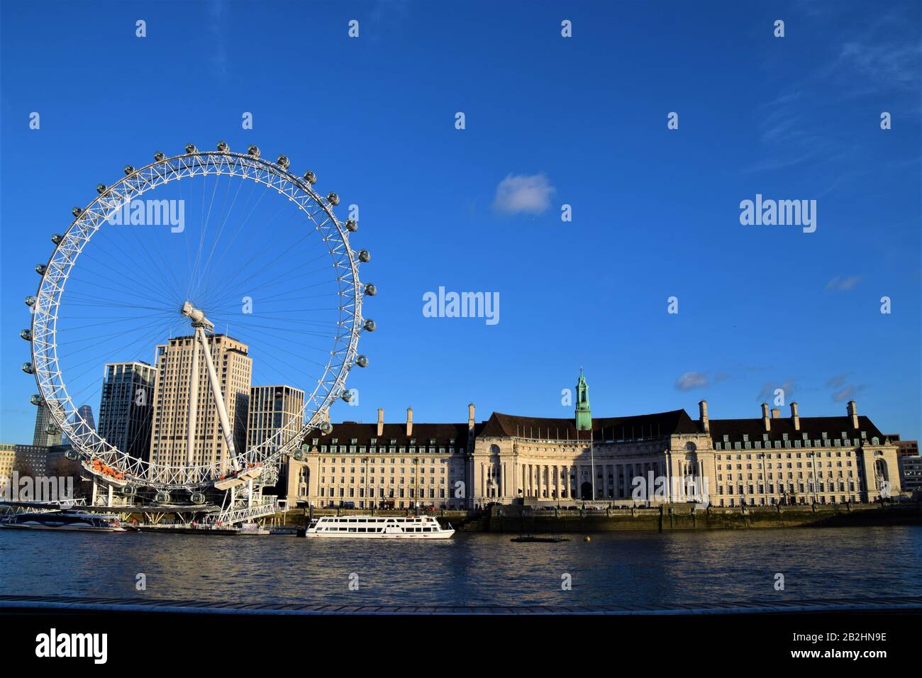 London Eye und County Hall mit klarem blauen Himmel Stockfoto