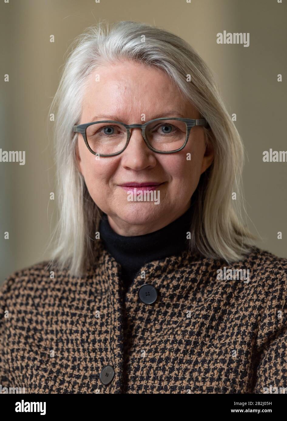 München, Deutschland. März 2020. Monika Schnitzer steht im großen Treppenhaus der Ludwig Maximilian Universität. Der 58-Jährige ist seit 1996 Professor in München und soll von der Bundesregierung in den Wirtschaftsfachrat berufen werden. Kredit: Peter Kneffel / dpa / Alamy Live News Stockfoto